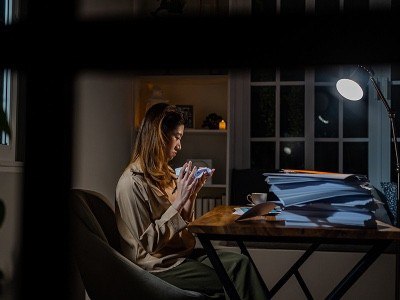 为什么思考会让人累？科学家揭示大脑疲劳的“化学秘密”下棋时，当面对不熟悉的棋局，大脑需要不断计算和决策，这会让人感到疲惫