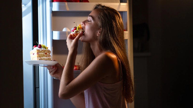 超加工食品可能改变大脑结构并导致暴饮暴食你是否经常吃薯片、方便面或甜点？最新研究警告，这些超加工食品可能正在悄悄改变你的大脑